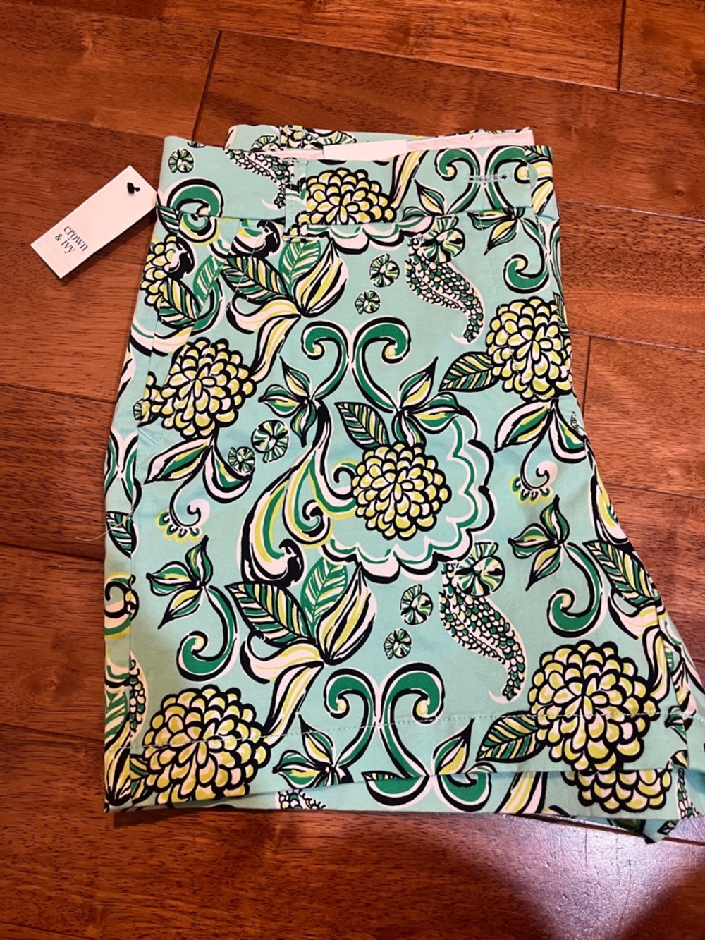 Crown & Ivy Green Floral Print Shorts - Picture 5 of 5